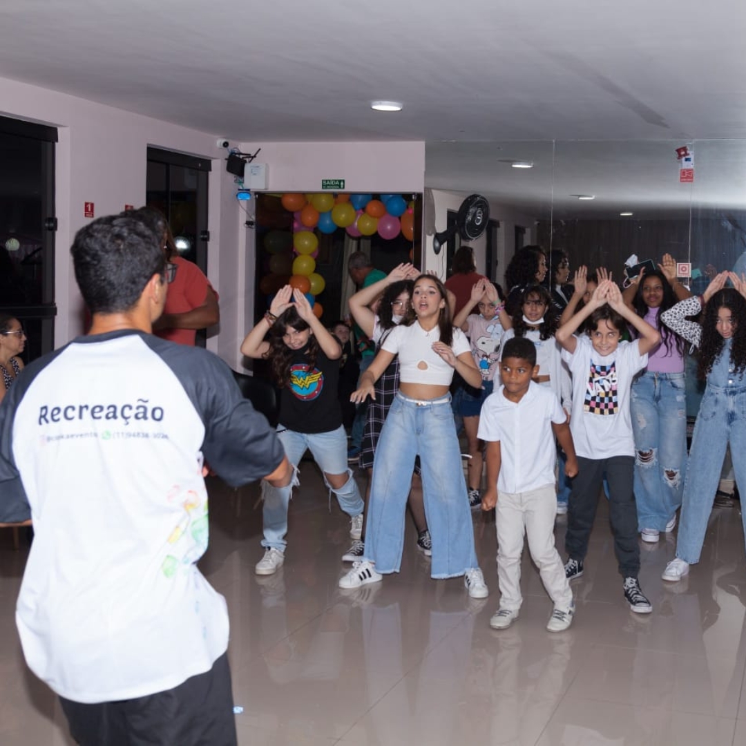 recreador infantil animando festa com muitas crianças