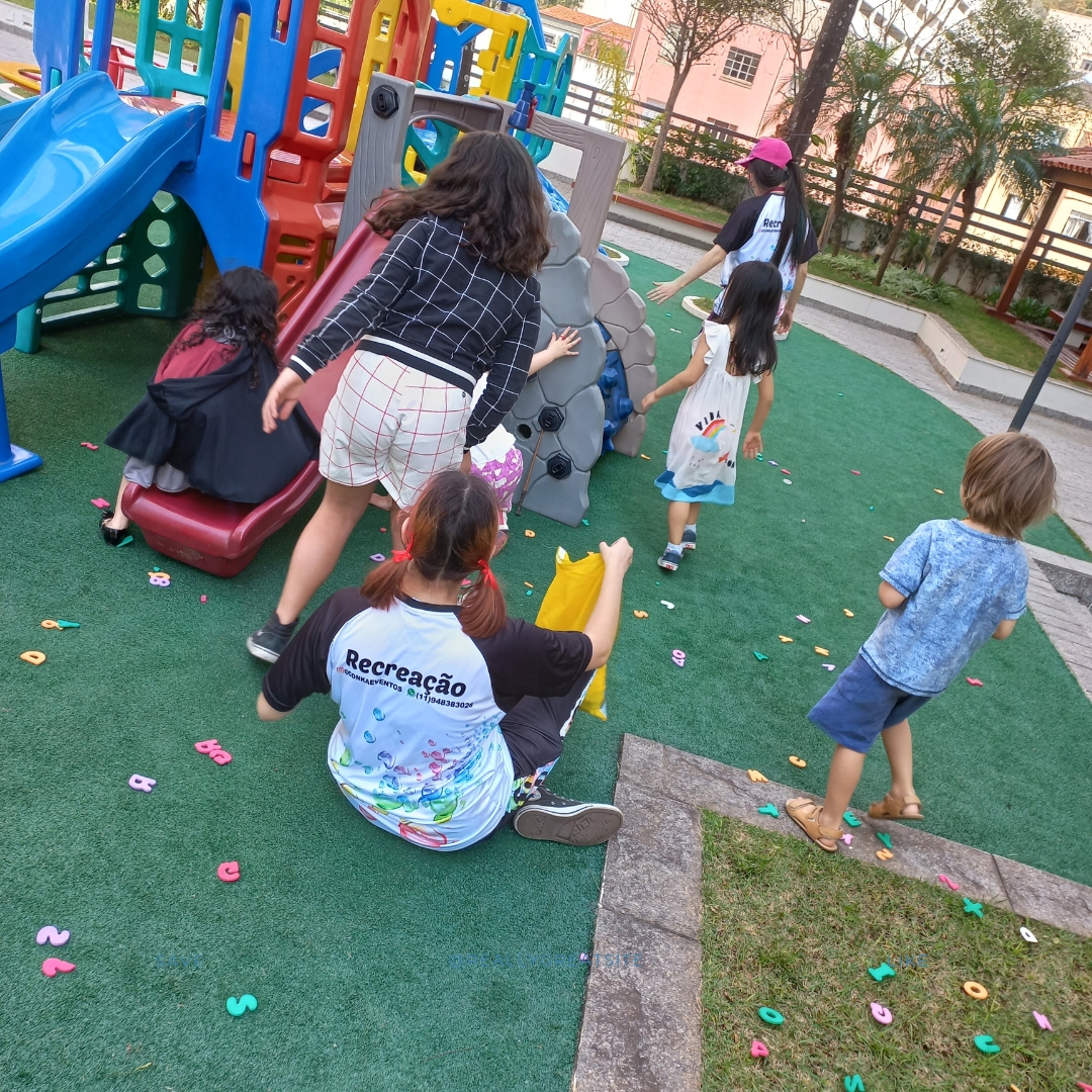 crianças brincando no parque do condomínio na colônia de férias