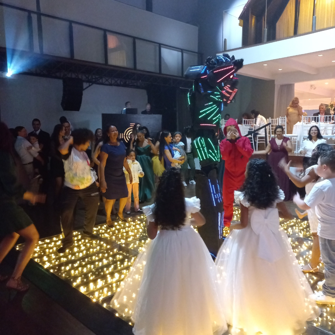 crianças dançando com recredor e animador em uma festa de casamento