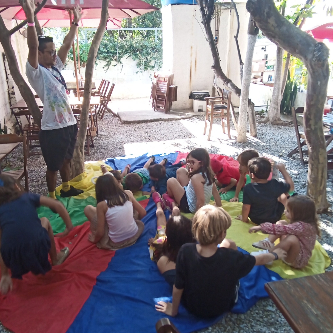 crianças brincando com recreador infantil em festa de confraternização