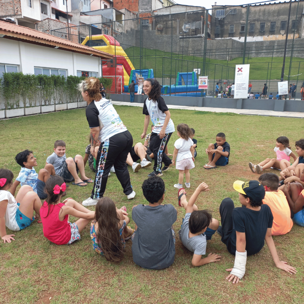 Crianças se divertindo com jogos durante a recreação da festa infantil